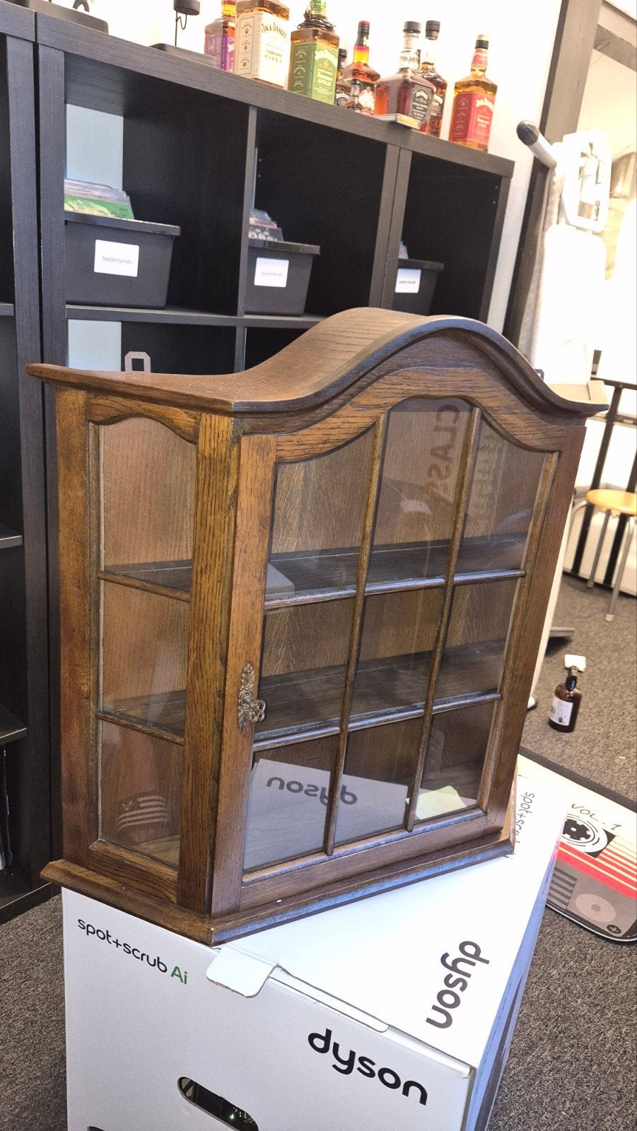 Antieke houten vitrinekast met glazen deur, Ophalen