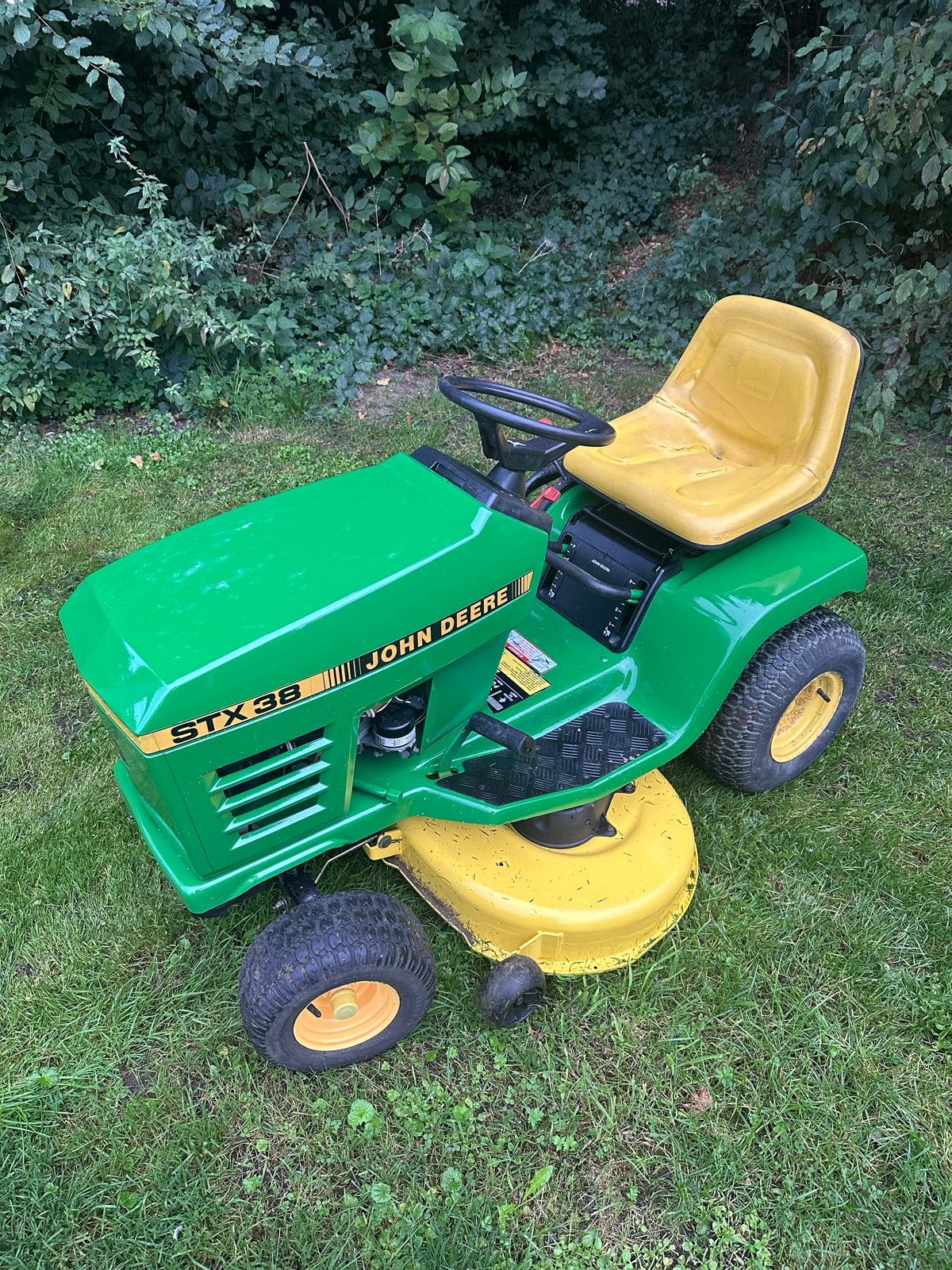 John Deere STX38 Zitmaaier - Perfect voor uw tuin!, Ophalen, Cirkelmaaier, Zo goed als nieuw, Benzine-grasmaaier