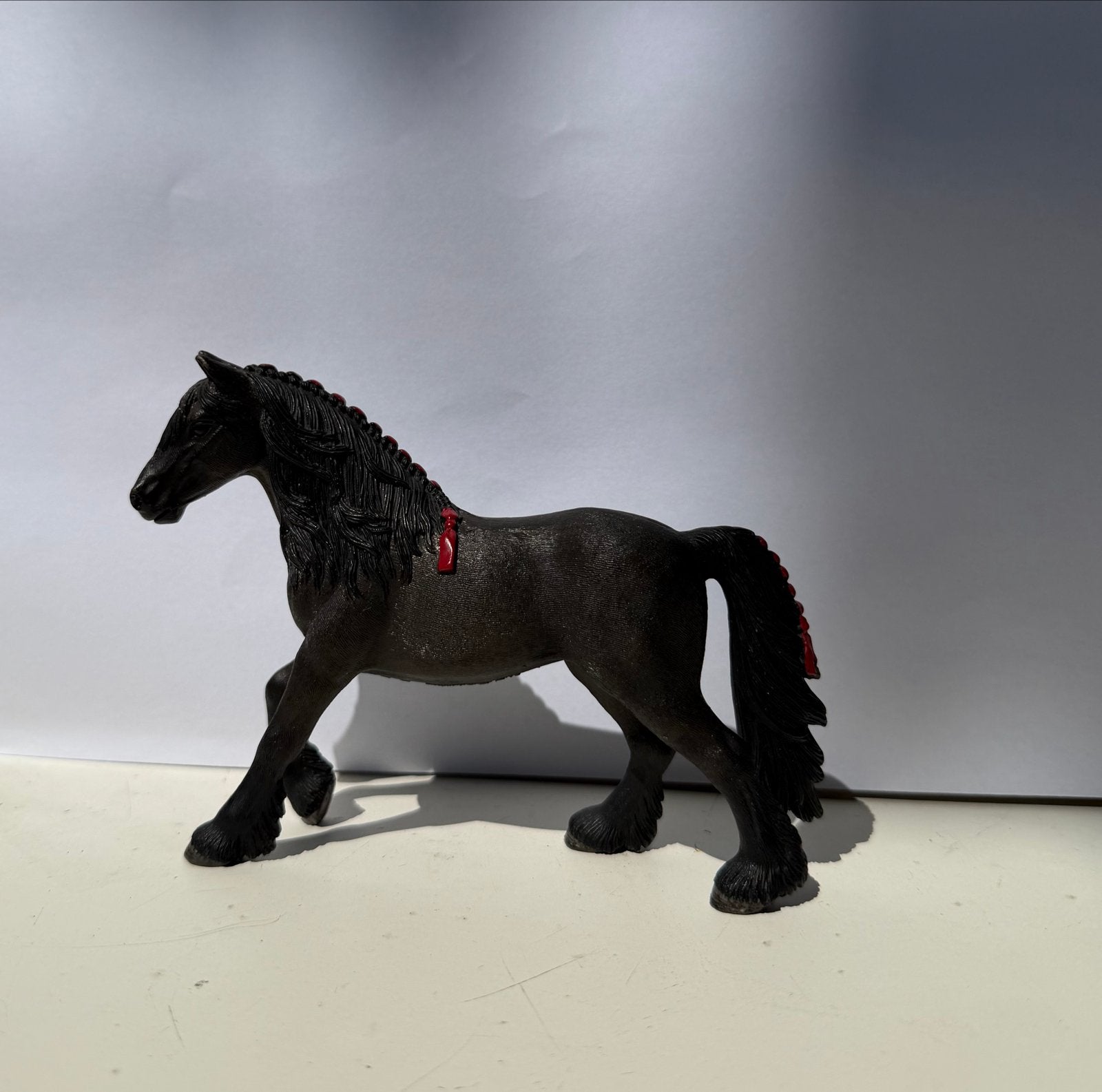 Schleich Friese paard speelfiguur - Zwart met rode details, Ophalen of Verzenden, Zo goed als nieuw
