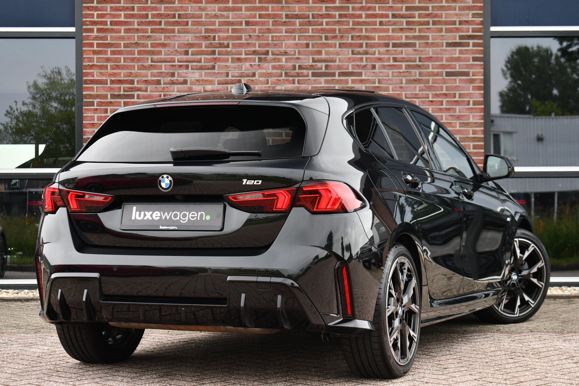BMW 1 Serie 120 M-Sport Pano ACC 360 HUD Massage H/K 19inch, 12 maanden, Gebruikt, Zwart, 19 km/l