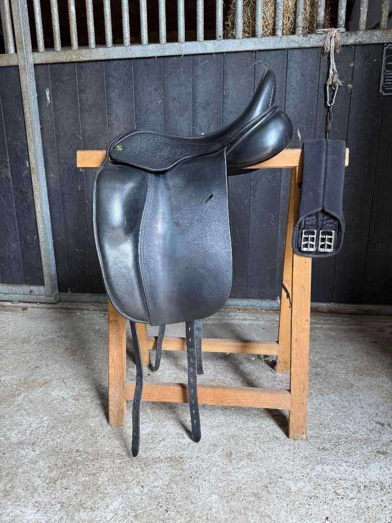 Mooi zwart Hulsebos Dressuurzadel, Dieren en Toebehoren, Paarden en Pony's | Zadels, Hulsebos, L (17.5 inch), Gebruikt, Dressuur
