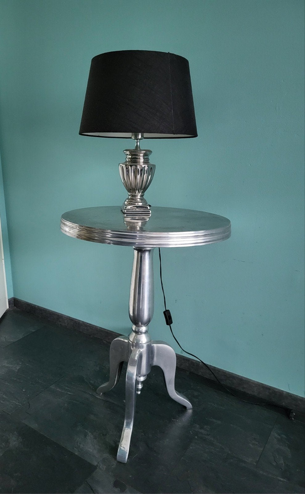 Prachtige Zilveren Bijzettafel – Rond Aluminium met lamp, Minder dan 55 cm, Metaal of Aluminium, Rond, Ophalen