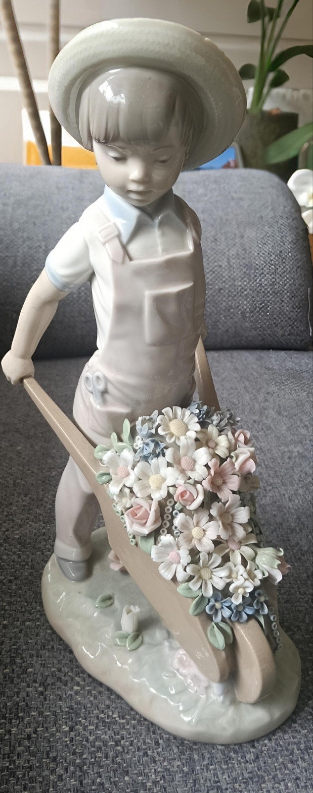 Lladro "Little Gardener" Beeldje - Jongen met Kruiwagen, Ophalen of Verzenden