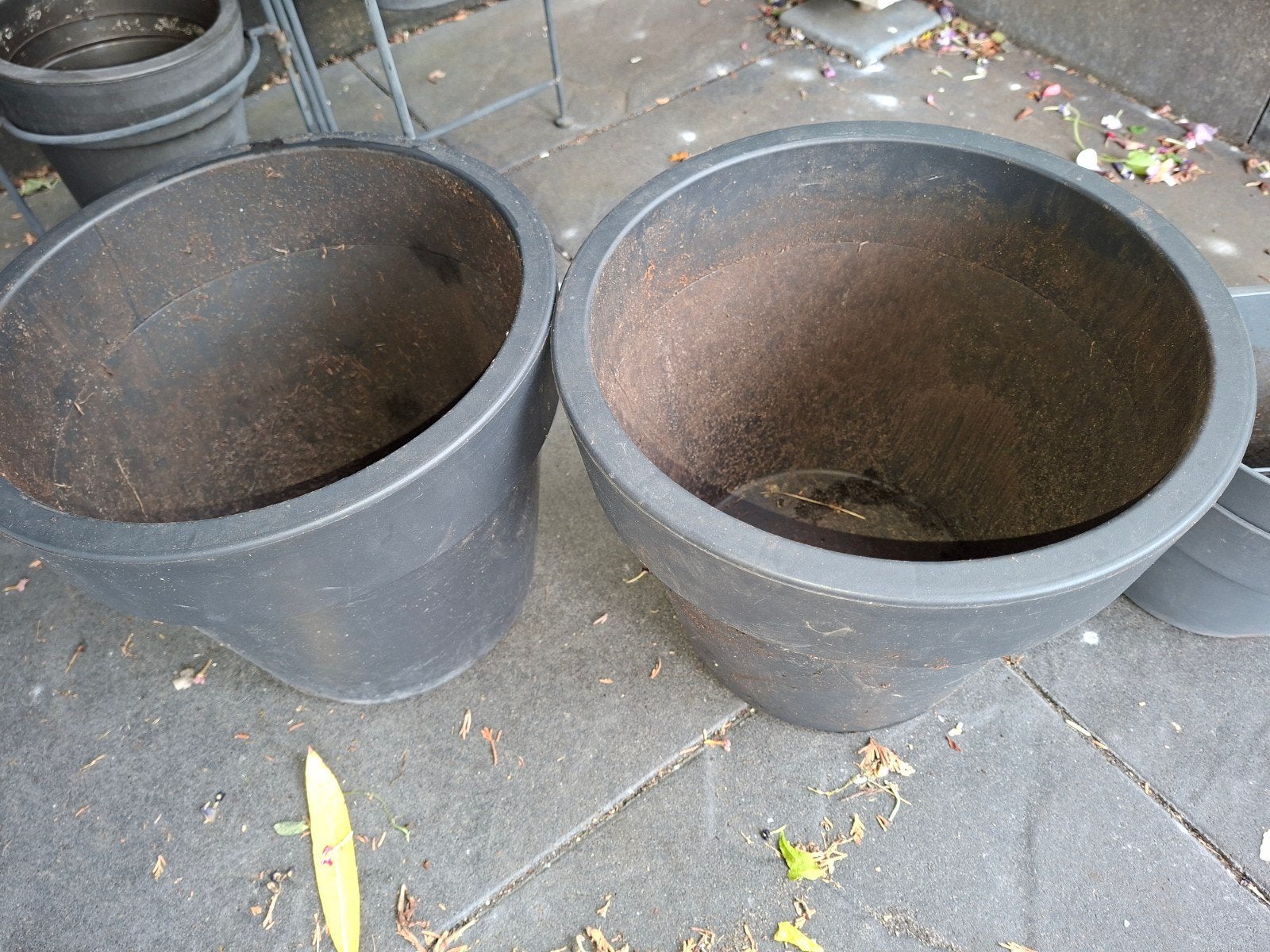 Grote zwarte kunststof bloempotten (2 stuks), Tuin en Terras, 25 tot 40 cm, Kunststof, Rond, Ophalen of Verzenden