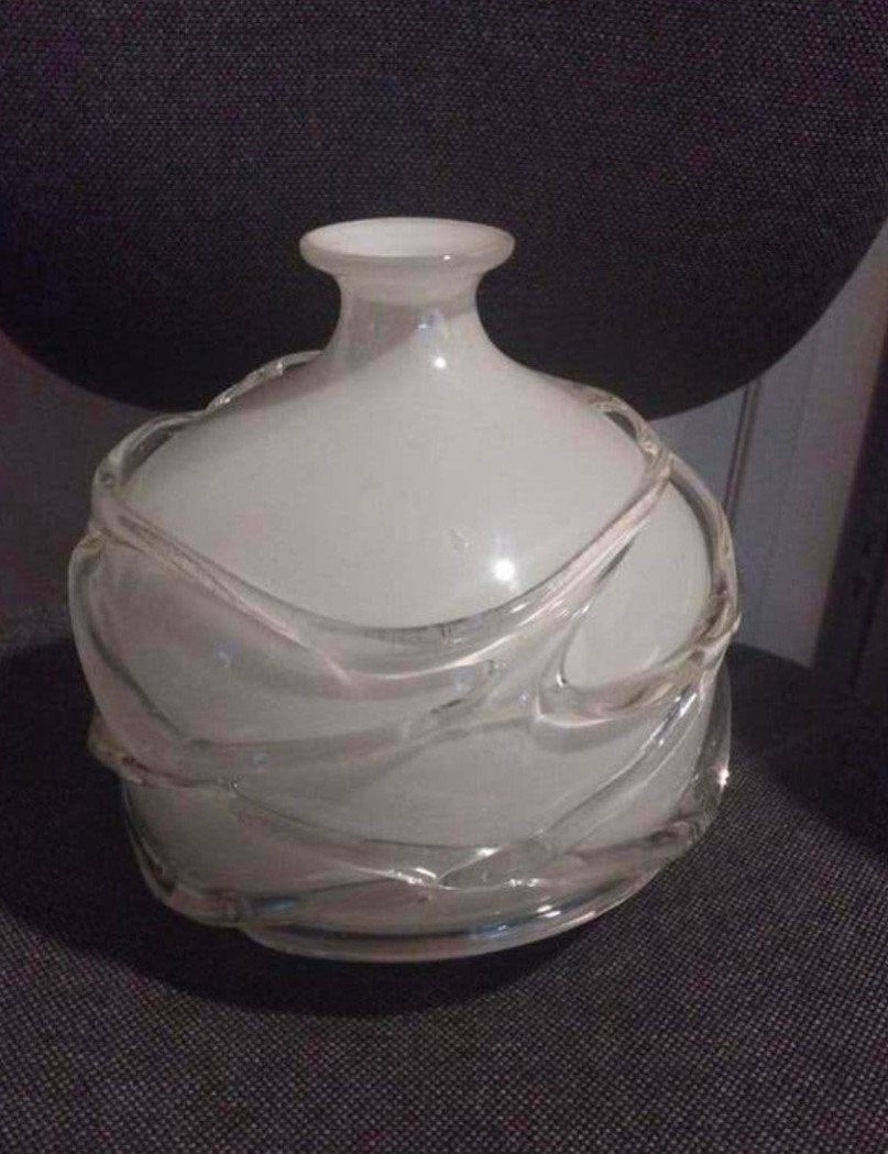 prachtige vaas is gemaakt van wit opaalglas en is versierd m, Ophalen of Verzenden, Wit, Glas