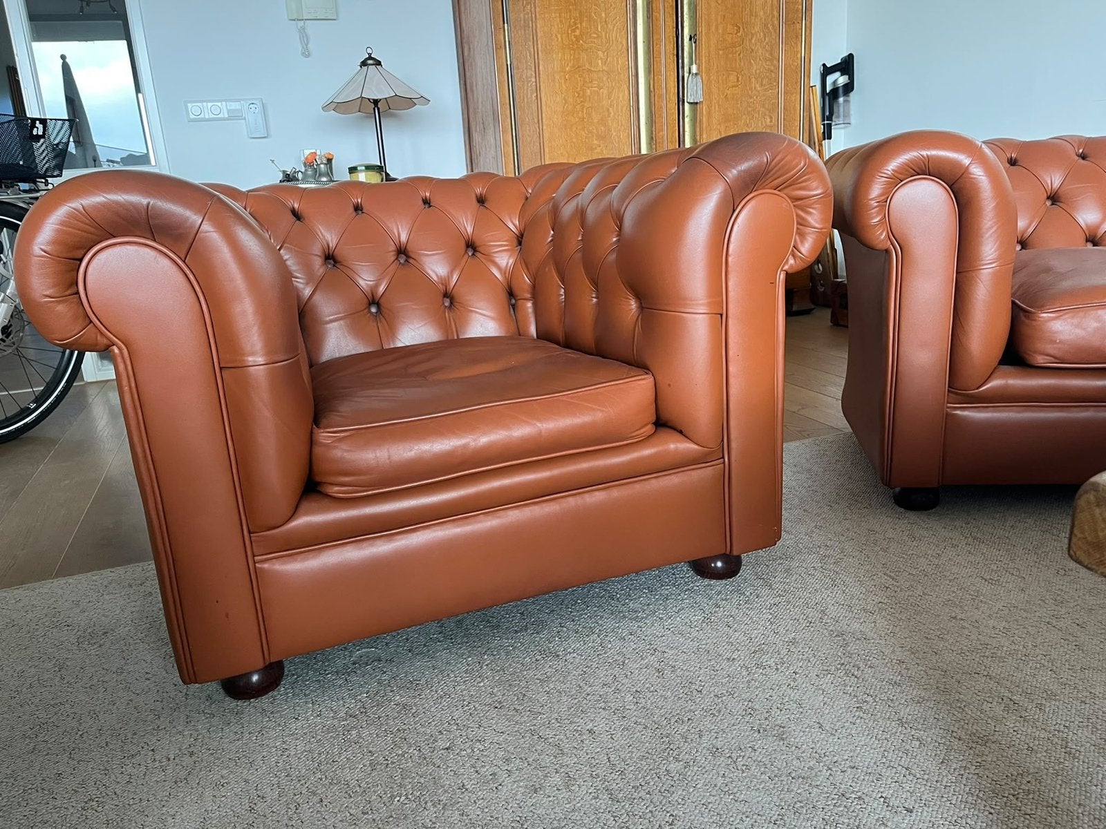 Foto 4 van Chesterfield bank en fauteuil - Zeer goed onderhouden