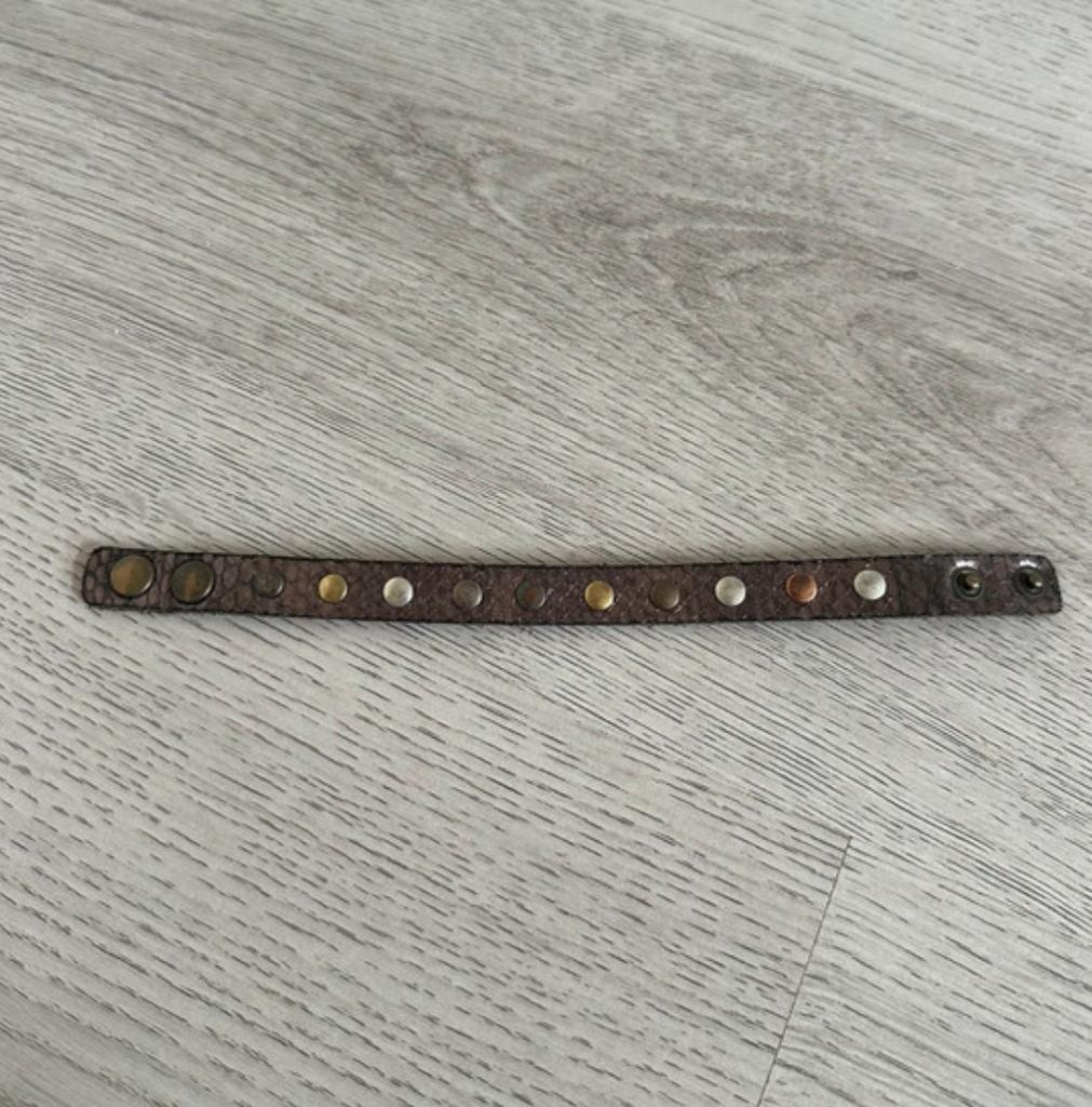 Boutiekje bruine armband met drukknopen en studs, Met bedels of kralen, Bruin, Nieuw, Leer