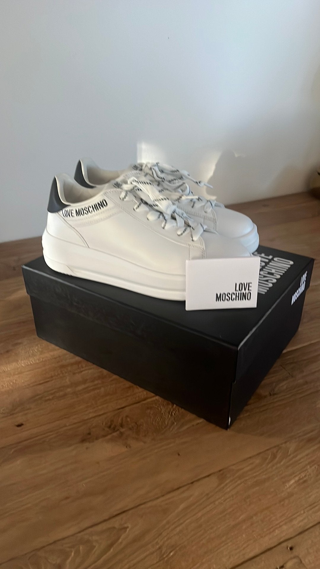 Moschino dames sneakers wit met zwart 39, Wit, Nieuw, Ophalen of Verzenden, Sneakers of Gympen
