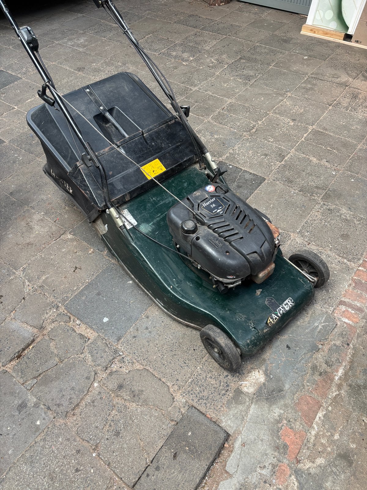 Harrier 56 Benzine Grasmaaier met Opvangzak, Tuin en Terras, Grasmaaiers, Ophalen, Cirkelmaaier, Gebruikt, 50 cm of meer