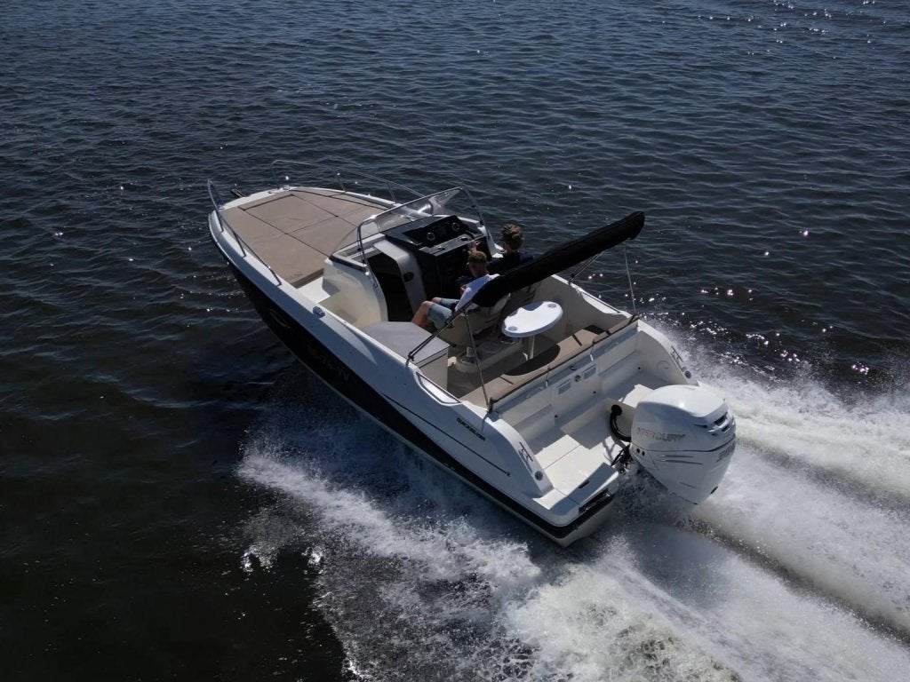 Quicksilver 675 Sundeck - 300 pk Mercury | 90 km/u | 360 hr., Watersport en Boten, Gebruikt, Quicksilver, 7 m, 3 m