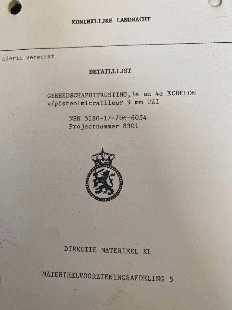 Uzi boekje pistoolmitrailleur 9mm, Verzamelen, Ophalen of Verzenden, Landmacht, Nederland, Boek of Tijdschrift
