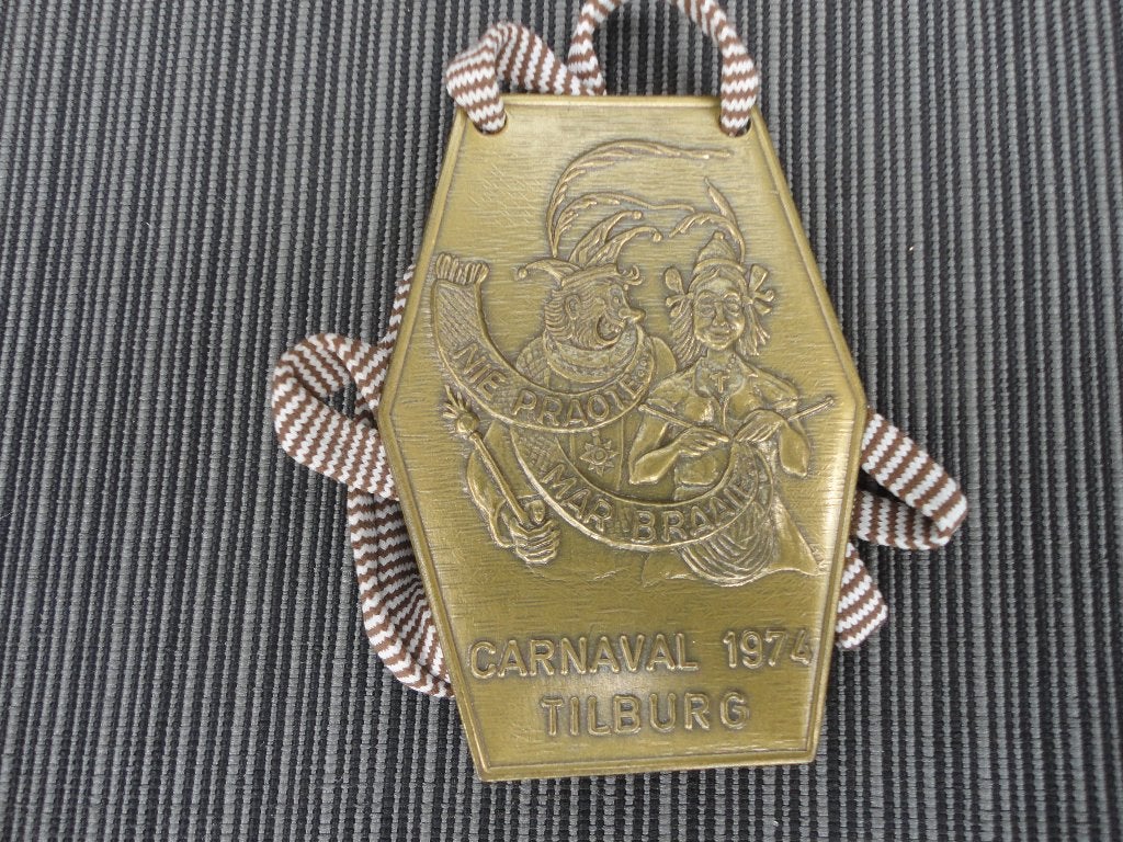 Carnavalsmedaille, embleem, jaarmotto Tilburg 1974 - Vintage, Ophalen of Verzenden, Gebruikt, Feestartikel, Carnaval