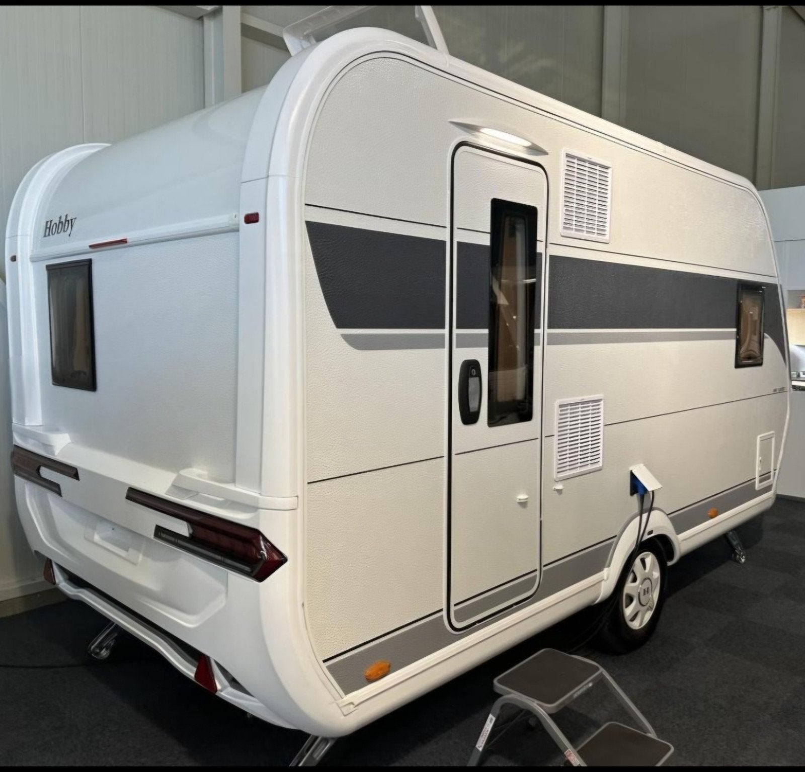 Hobby 400 SFE de Luxe 2025., Luifel, Hobby, Frans bed, Treinzit