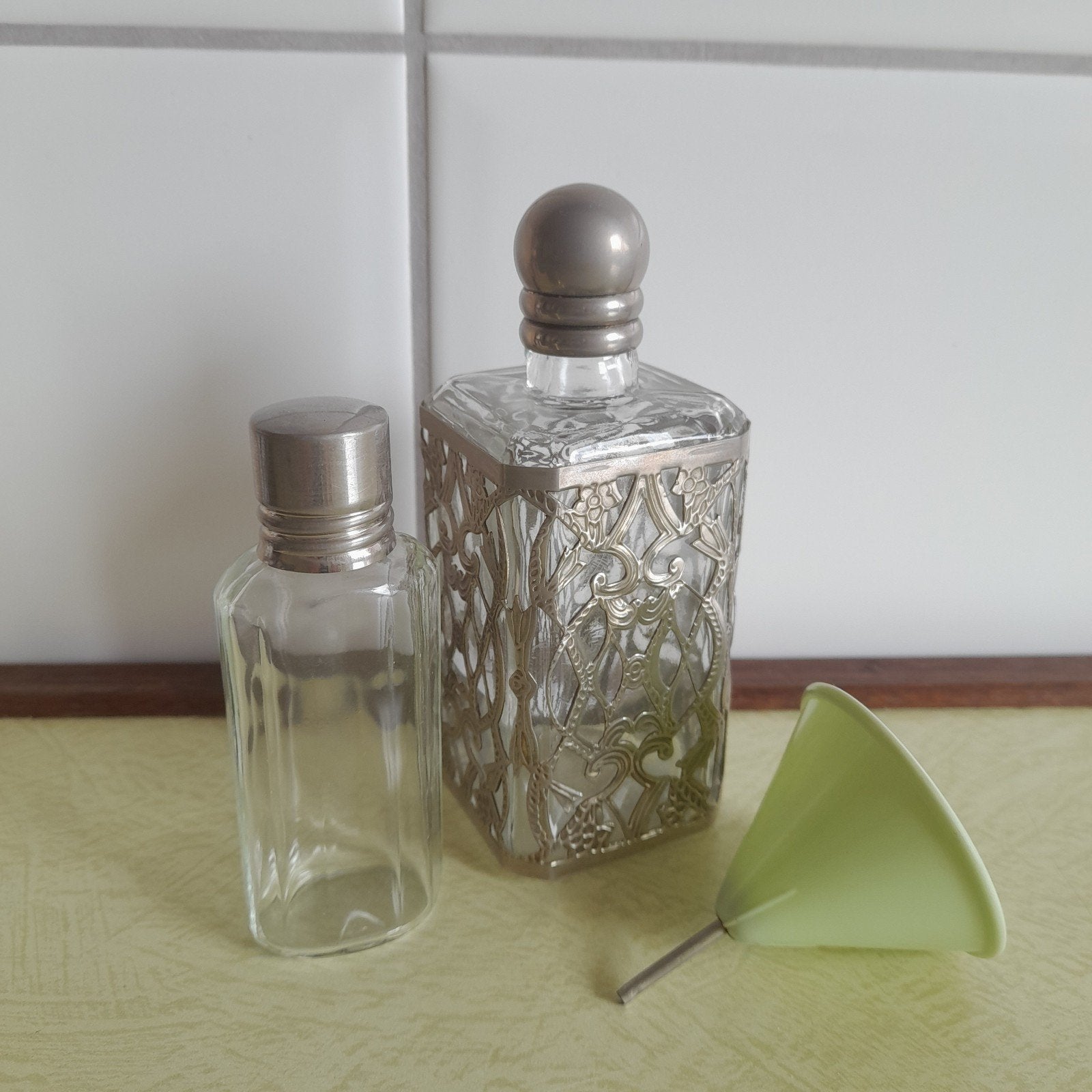 Oude parfumflesjes met trechtertje, Ophalen of Verzenden, Gebruikt