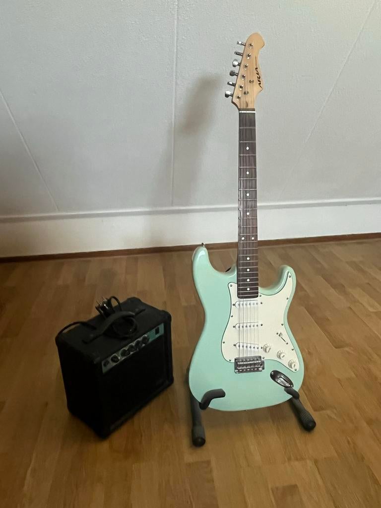 Aria STG elektrische gitaar mintgroen met versterker, Met versterker, Zo goed als nieuw, Solid body, Ophalen