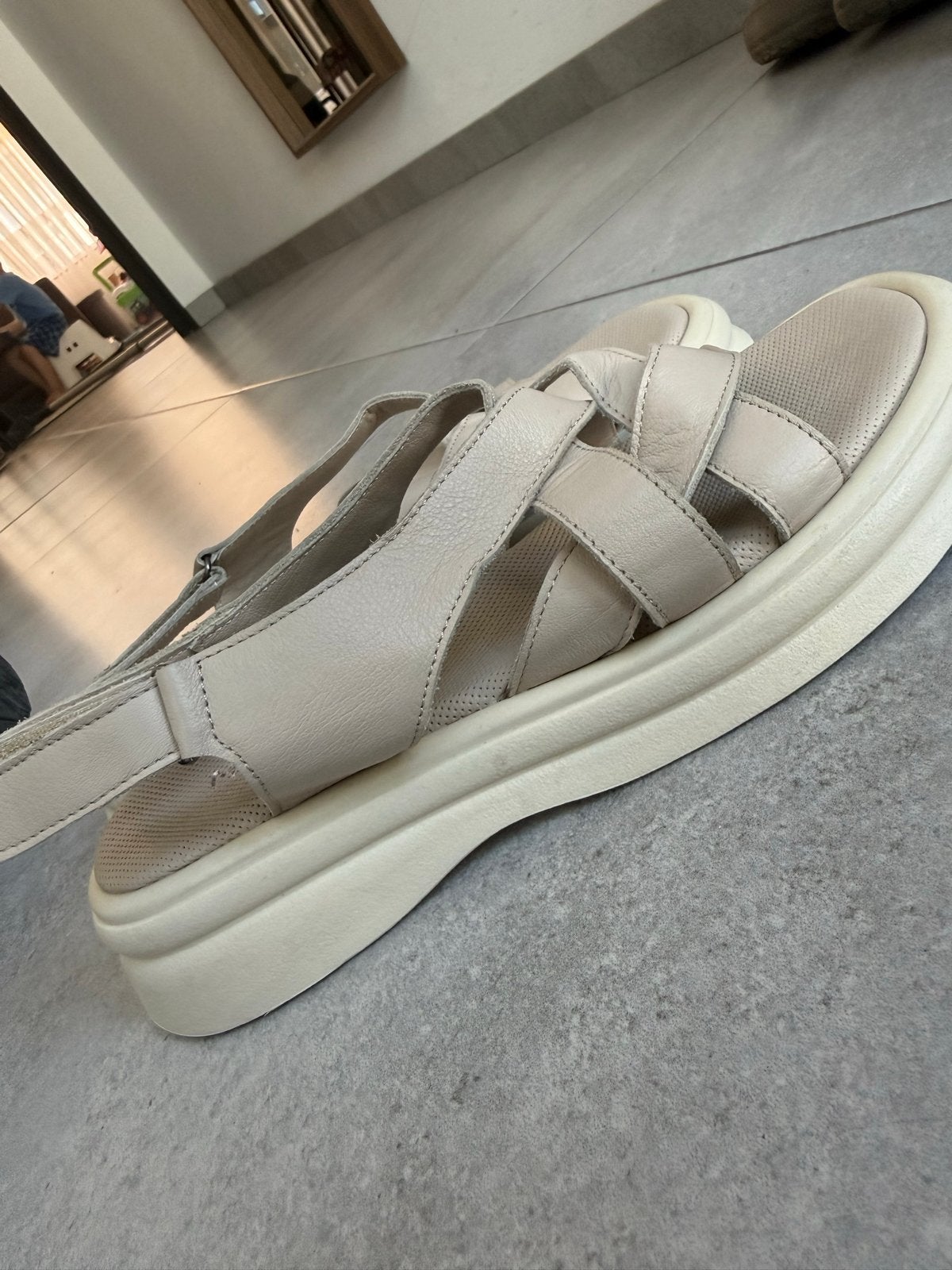 Comfortabele nieuwe beige leren sandalen met dikke zool, Kleding | Dames, Beige, Nieuw, Sandalen of Muiltjes, Ophalen of Verzenden