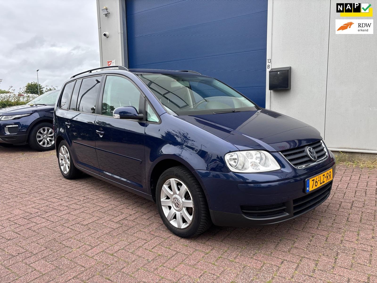 Volkswagen Touran 1.6-16V FSI Trendline INCL NWE APK!, Auto's, Stof, Gebruikt, Zwart, 4 cilinders