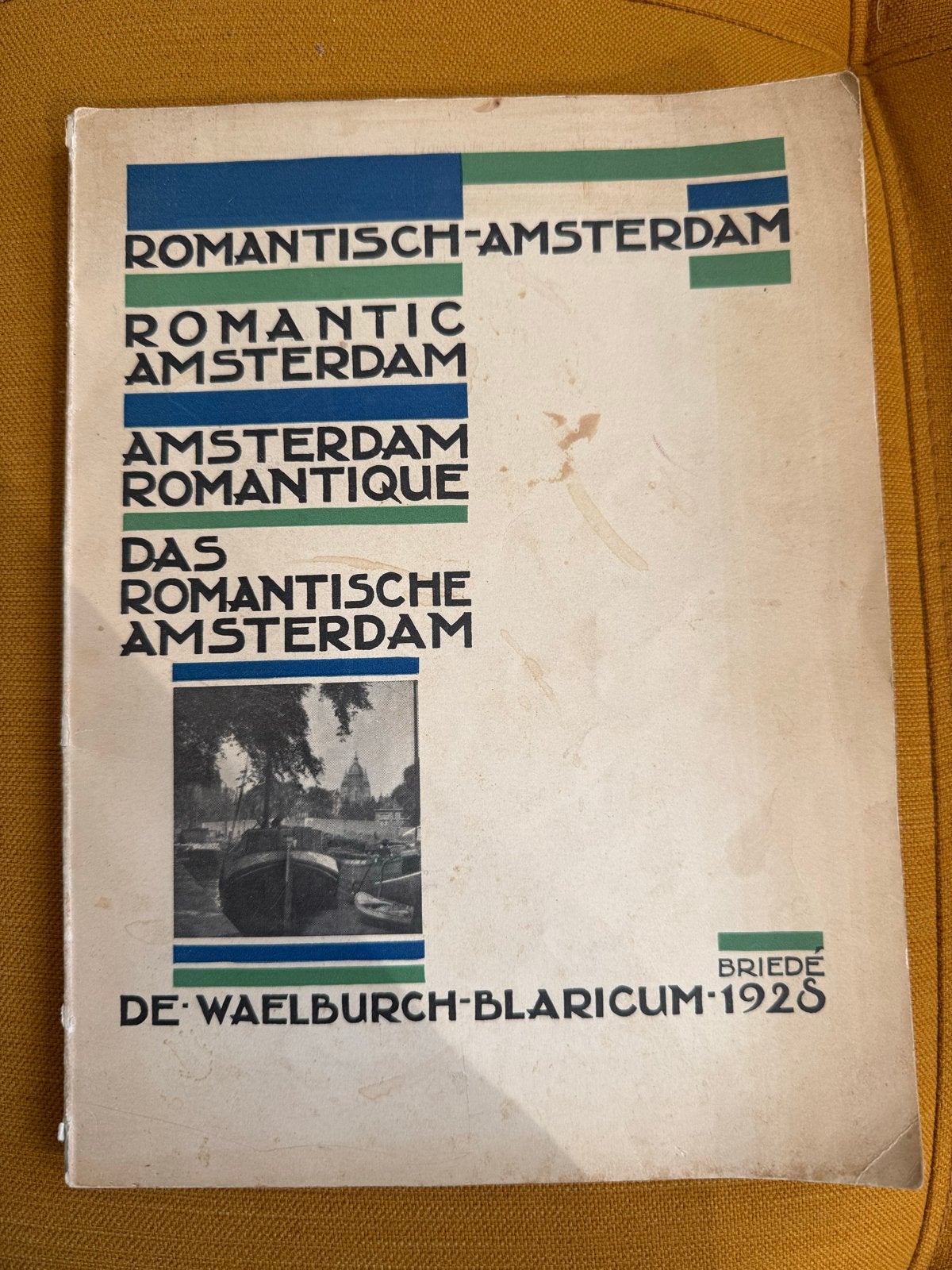 Romantisch Amsterdam - De Waelburch - 1928, Ophalen of Verzenden, Gelezen, Nederland