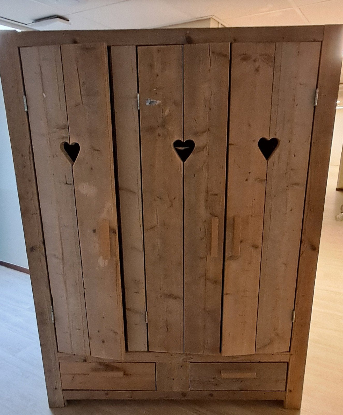Steigerhouten kleding kast met hartjes, 3-deurs, 2 lades, 100 tot 150 cm, 200 cm of meer, Overige houtsoorten, 50 tot 75 cm