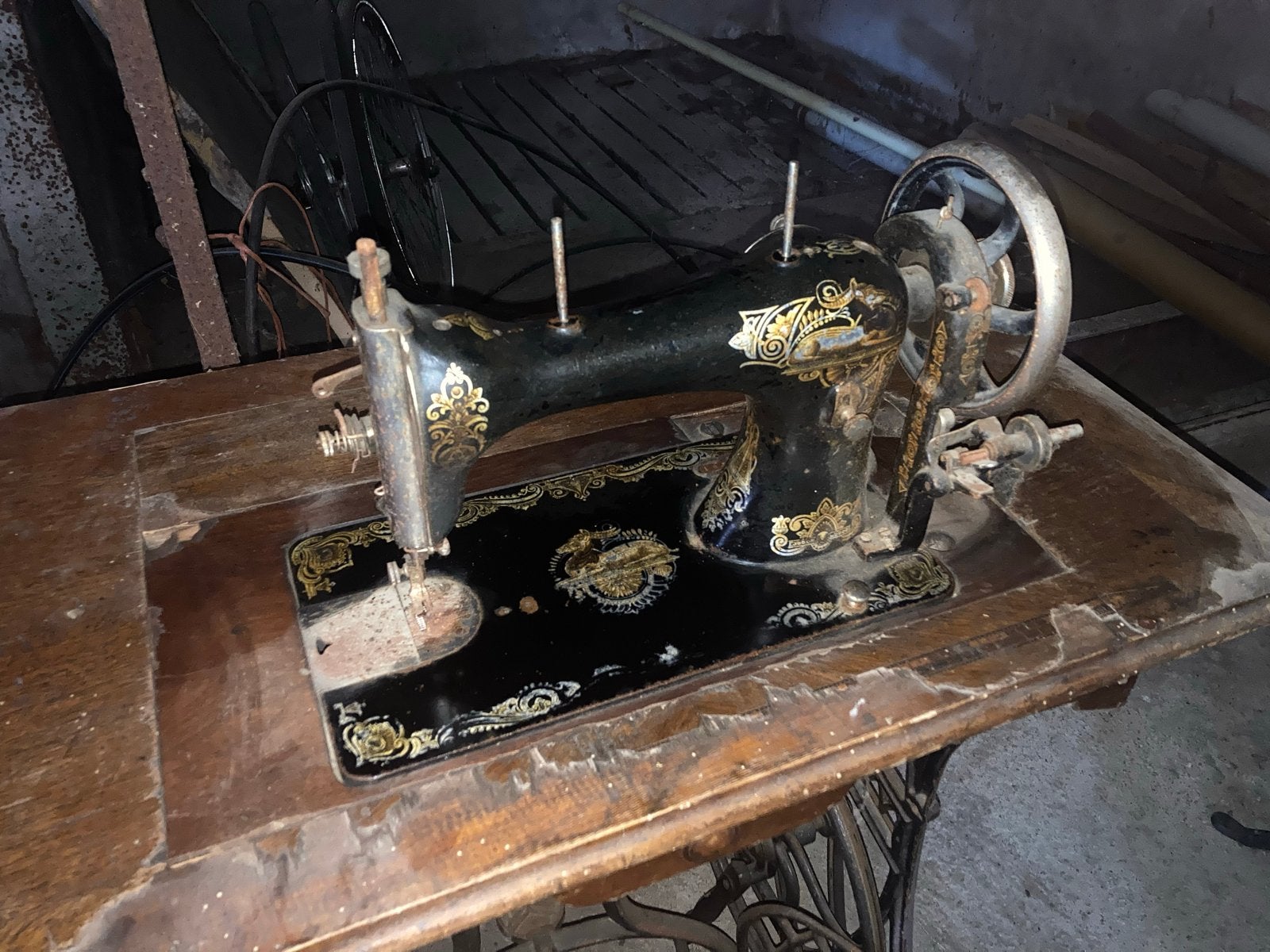 Antieke Naaimachine met Houten Tafel, Ophalen