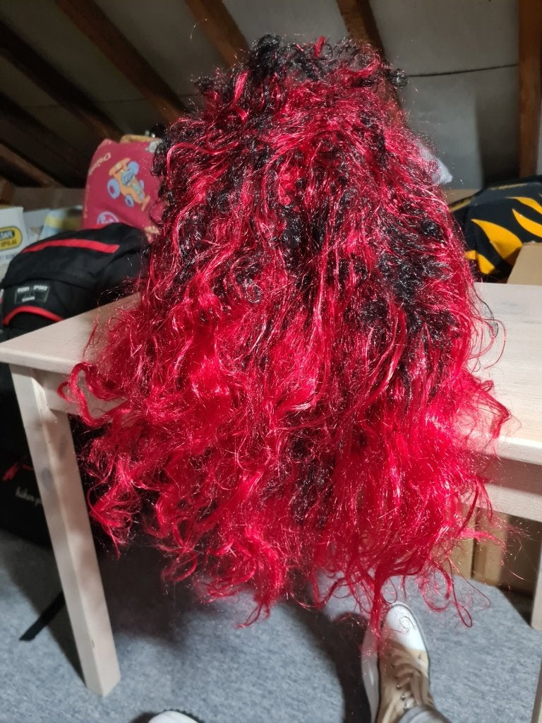 Pruik - Zwart met rood - Krullen, Ophalen of Verzenden, Zo goed als nieuw, Carnaval, Accessoires