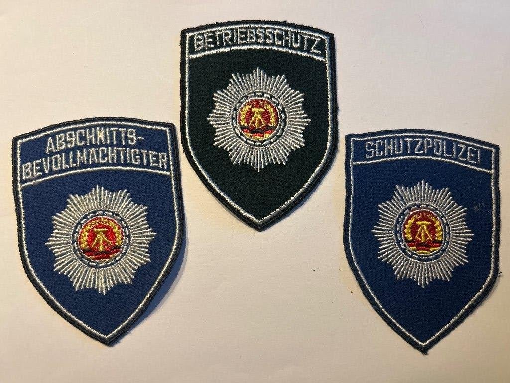 Set van 3 Originele DDR Mouwemblemen (Volkspolizei Jar. '80), Verzenden, Landmacht, Duitsland, Embleem of Badge
