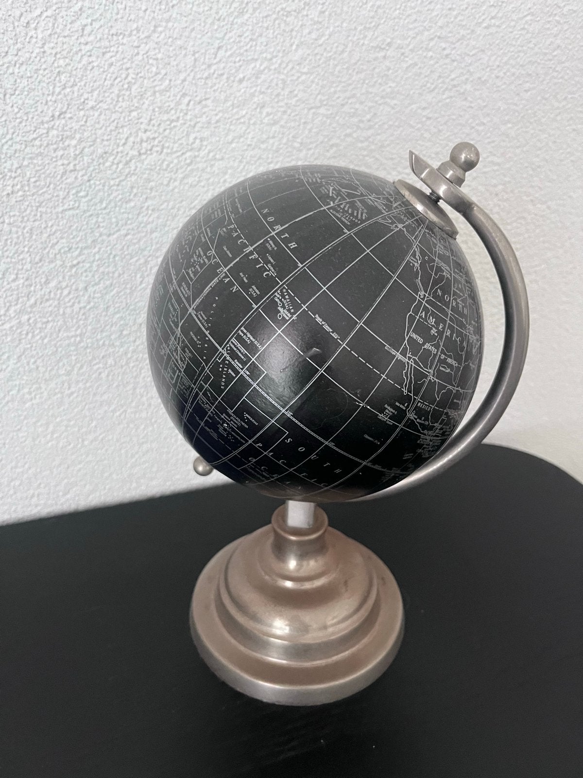 Zwarte decoratieve wereldbol met zilveren standaard, Huis en Inrichting, Draaibaar, Ophalen of Verzenden, Zo goed als nieuw, Metaal