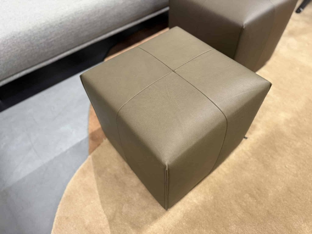 2 Nieuw Eyye Kub Hockers 47 Cera Clay leer Voetenbank Poef, Minder dan 50 cm, Vierkant, Nieuw, Minder dan 50 cm