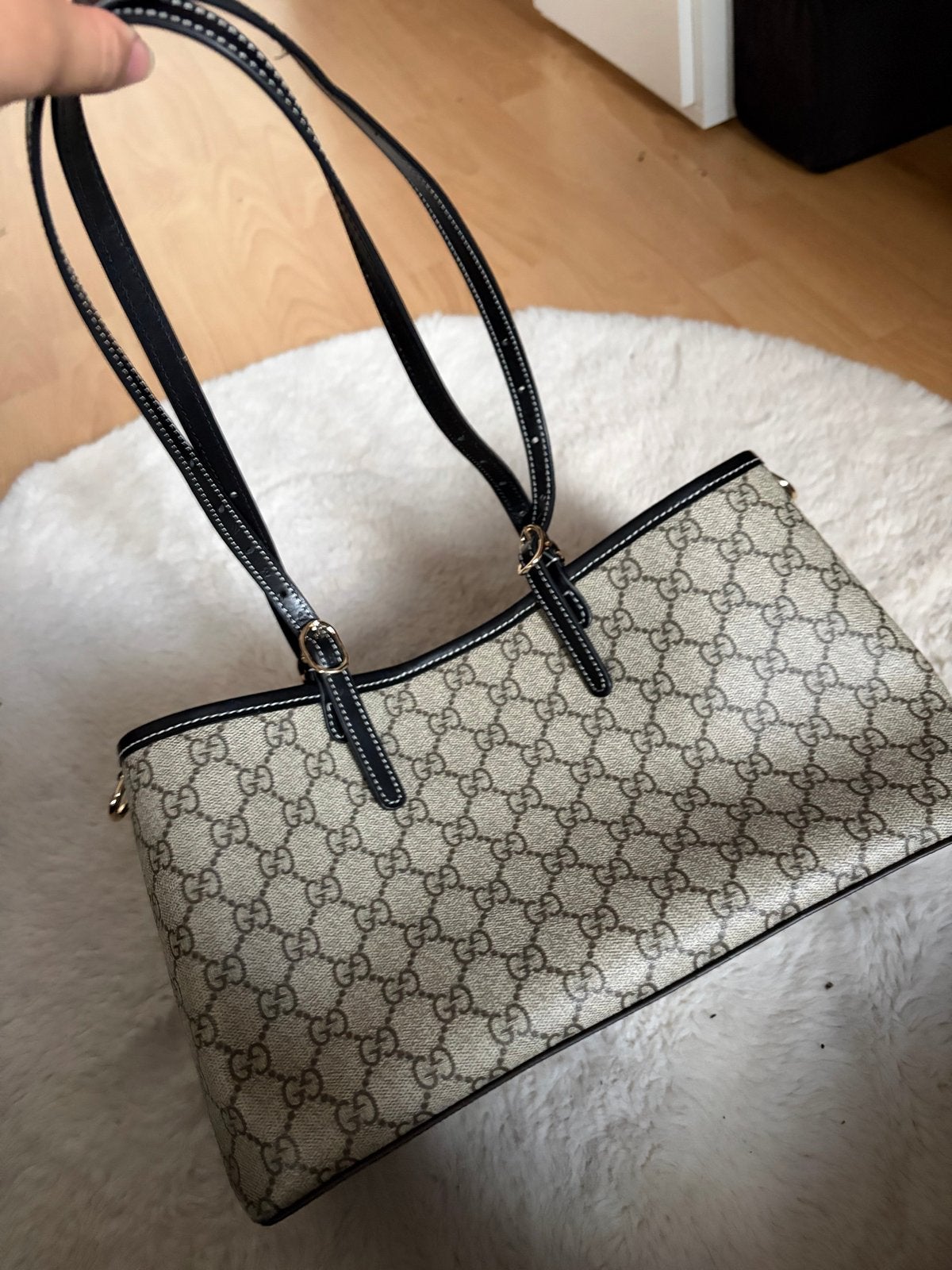 Gucci Emblem Bag - Beige met Zwart Detail, Ophalen of Verzenden, Gebruikt, Beige, Handtas