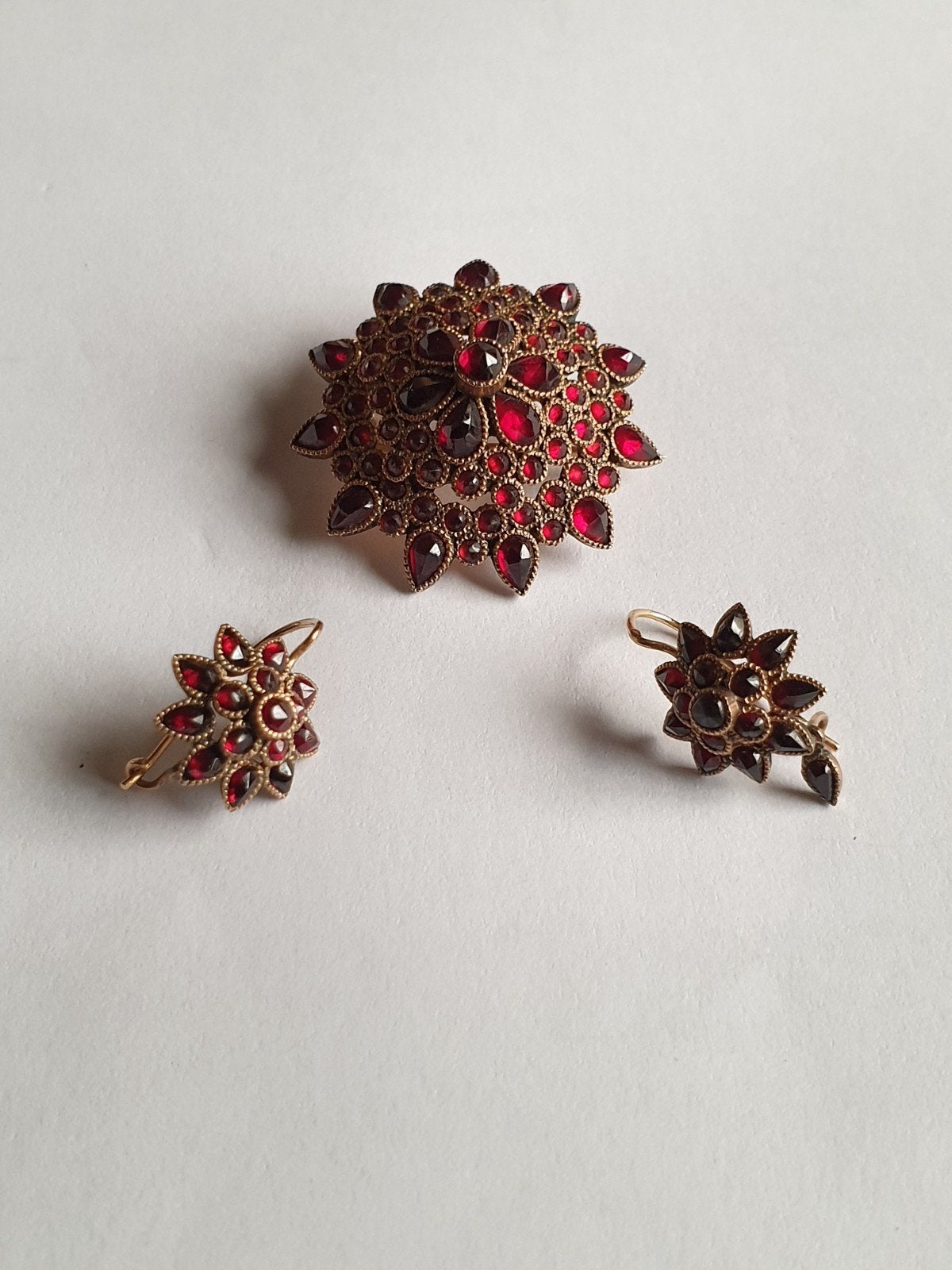 Fraaie Broche met Oorbellenset, 14 kt plus rode steen (Z1), Ophalen of Verzenden, Broche