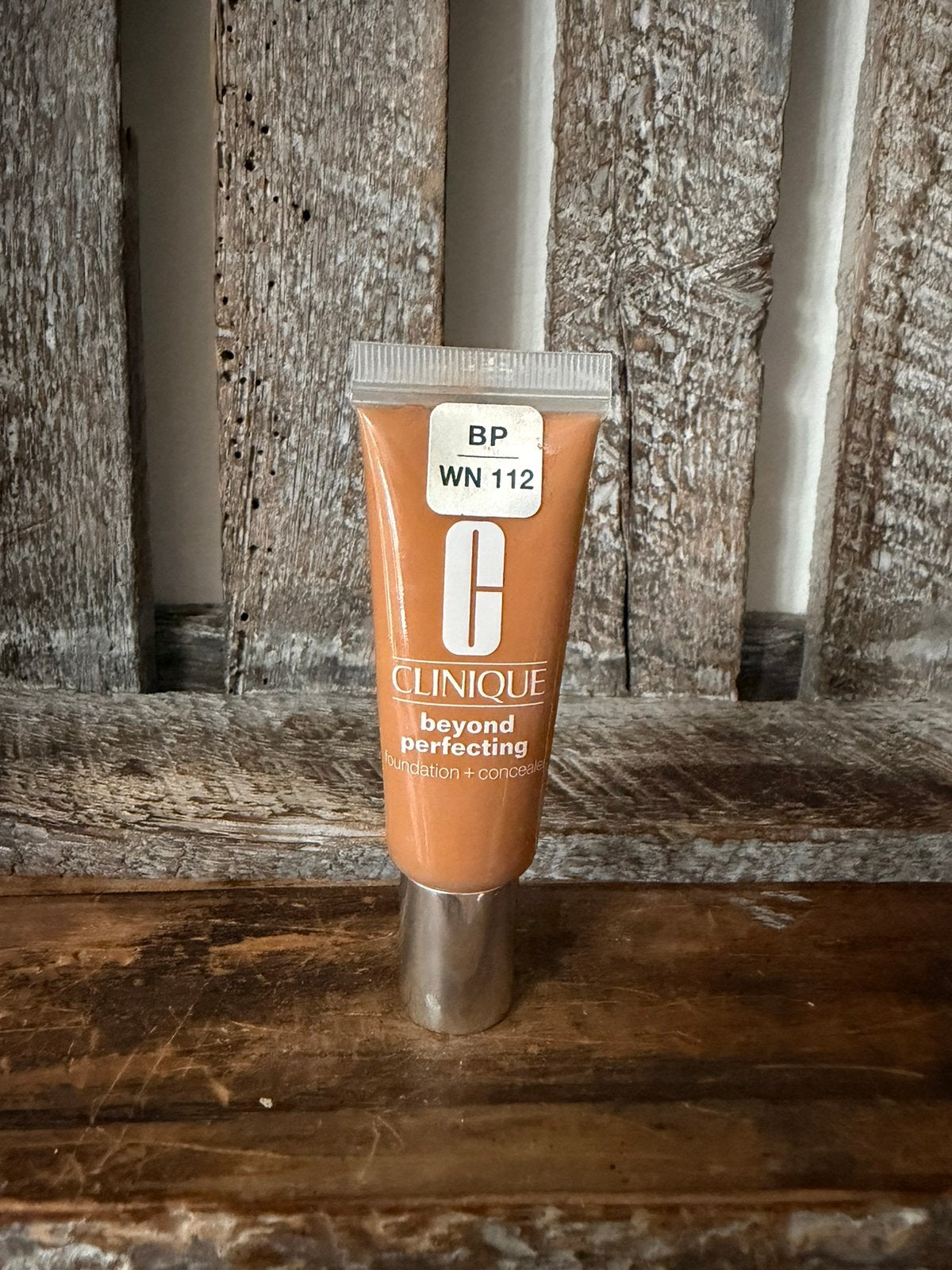 Clinique Beyond Perfecting Foundation Mini WN112, Ophalen of Verzenden, Zo goed als nieuw, Beige, Gehele gezicht