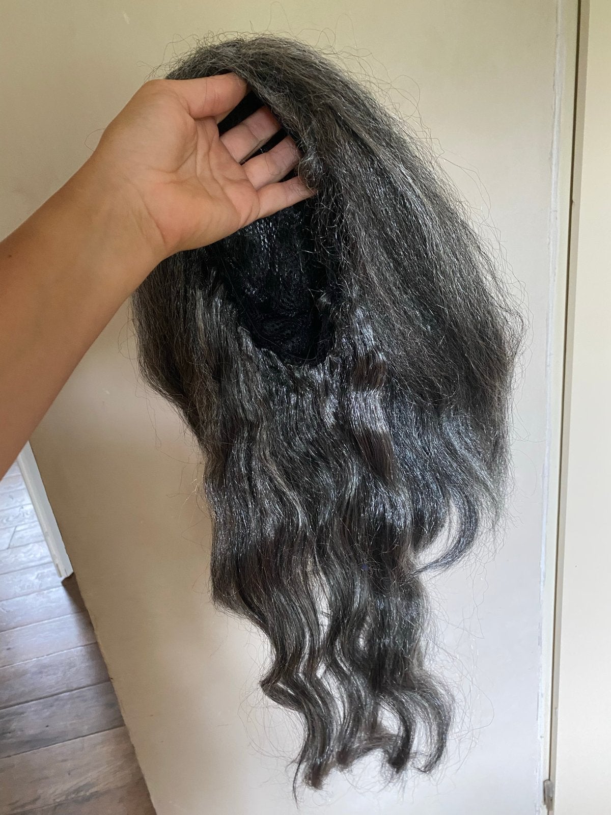 Grijze pruik, lang haar, ook als oma-pruik te dragen, Ophalen of Verzenden, Gebruikt, Accessoires