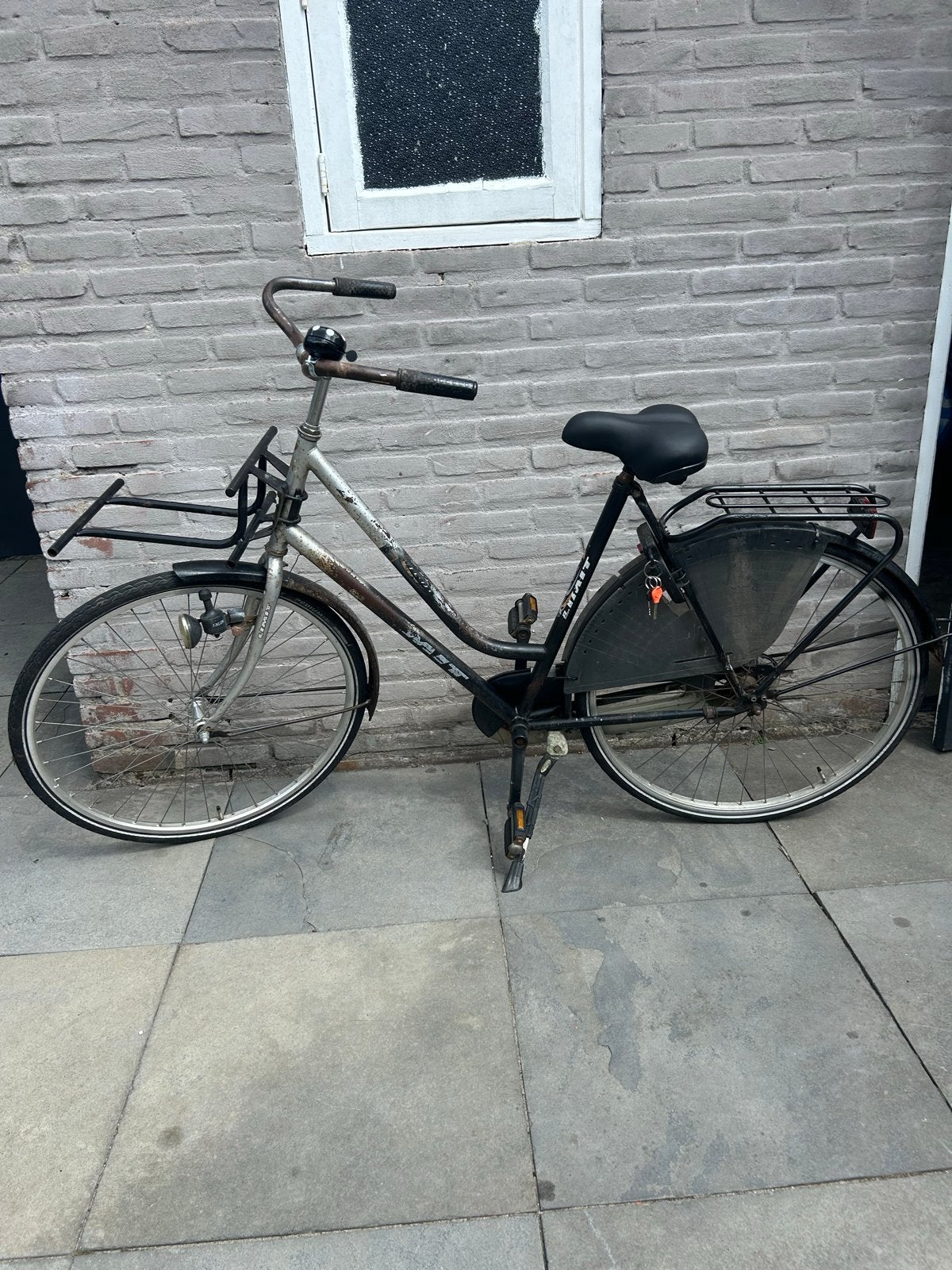 Oerdegelijke transportfiets met voordrager en slot, Fietsen en Brommers, Fietsen | Dames | Damesfietsen, Ophalen, Terugtraprem