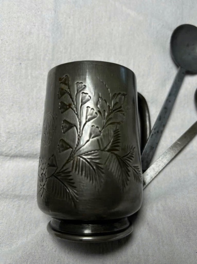 Vintage Tinnen kinderbeker, bewerkt, twee lepels “Nutricia”, Ophalen of Verzenden