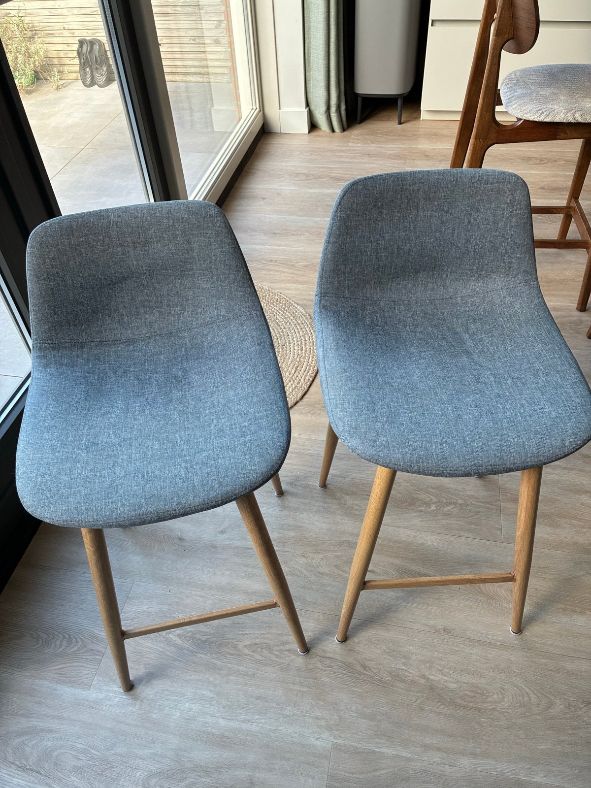 2 stijlvolle en licht gewicht barkrukken (grijs)