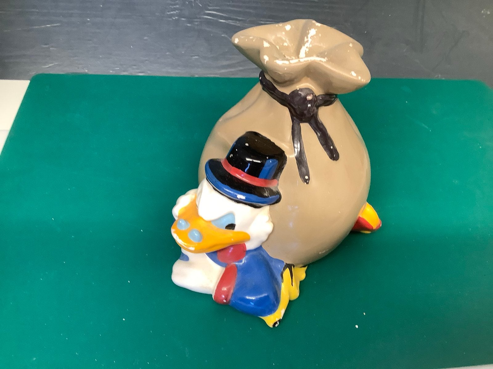Dagobert Duck spaarpot met geldzak. Keramiek., Verzamelen, Ophalen of Verzenden, Gebruikt, Steen, Aardewerk of Keramiek, Strip- of Tekenfilmfiguur