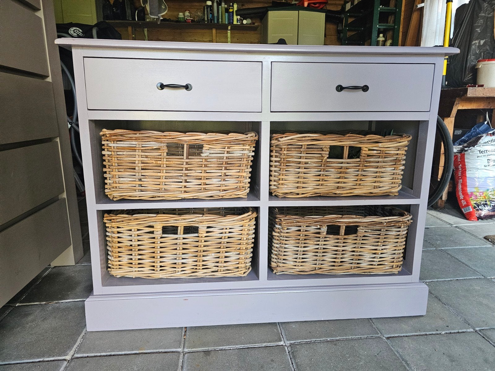 Grijs dressoir met 2 lades en 4 rieten manden, Ophalen, Overige materialen, Gebruikt, 100 tot 150 cm