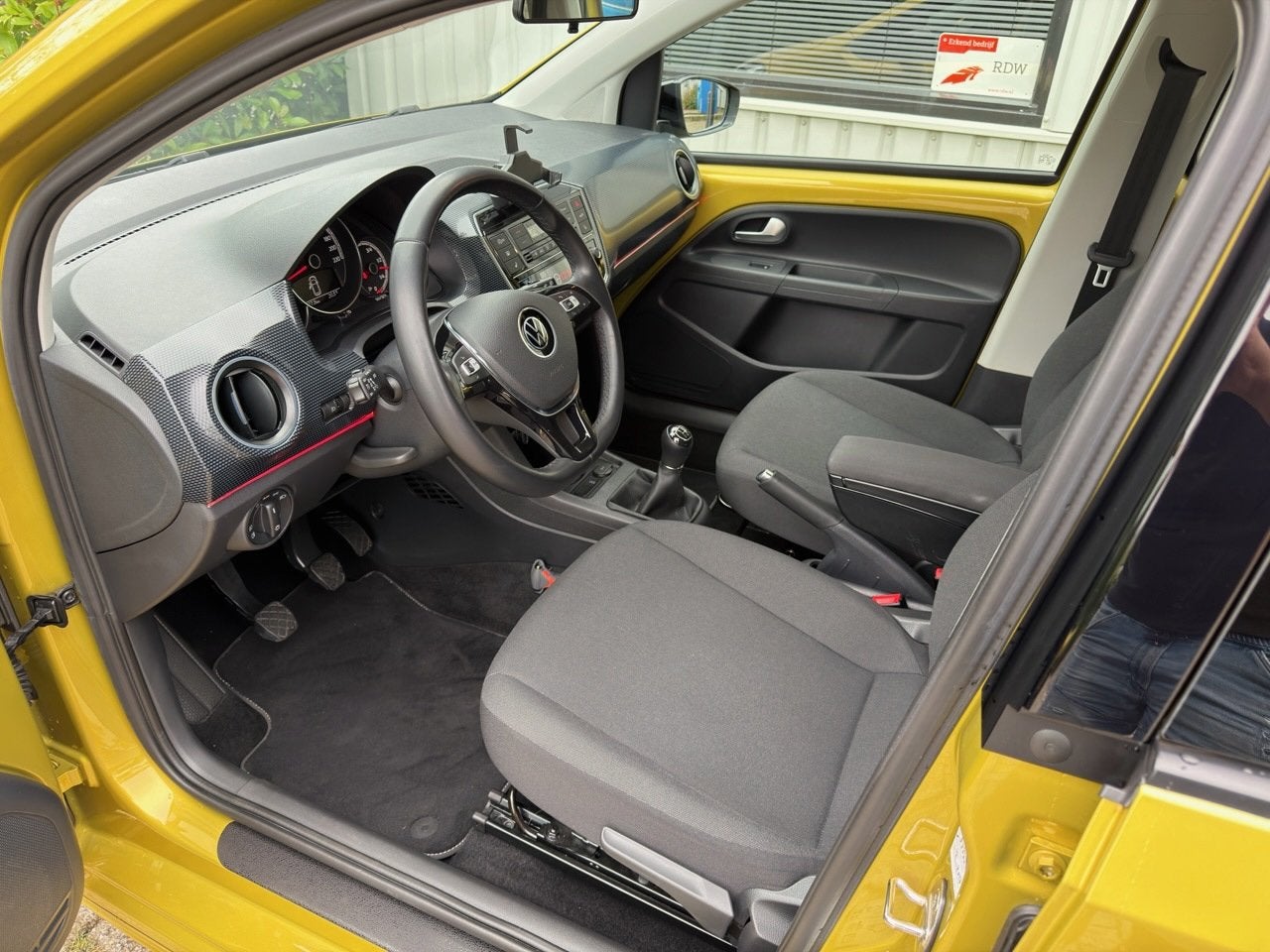 Volkswagen Up! 1.0 R-Line|CRUISE|CAMERA|PDC|LANE ASSIST|CLIM, Auto's, Voorwielaandrijving, Dealer onderhouden, Stof, Gebruikt