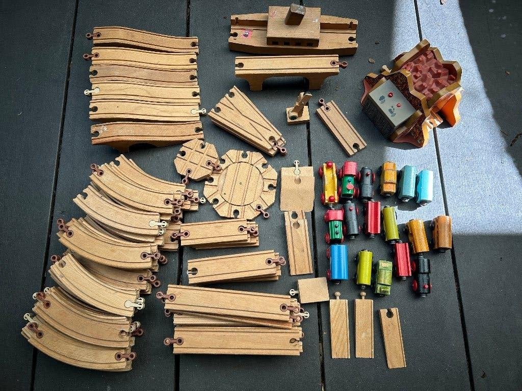 Houten speeltrein met heel veel rails, Ophalen, Gebruikt, Duw- of Trekspeelgoed