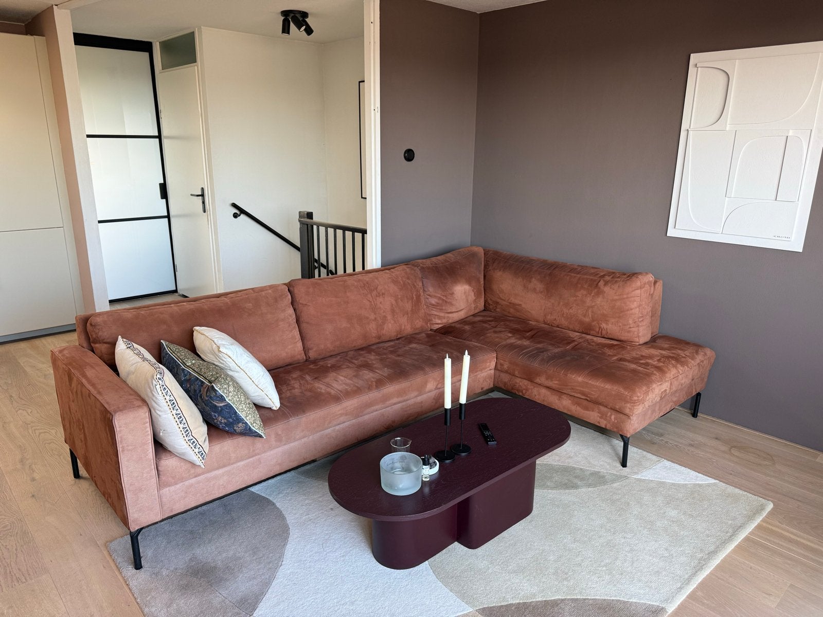 Hoekbank Westwing | Roestbruin suède | 292 cm, Huis en Inrichting, Banken | Bankstellen, Ophalen, 250 tot 300 cm, Gebruikt, Hoekbank