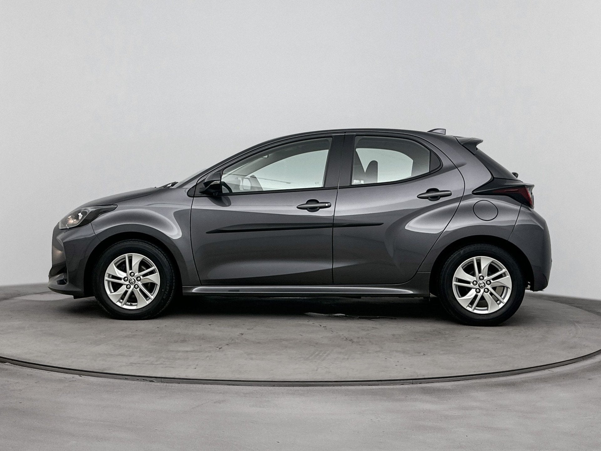 Toyota Yaris 1.5 VVT-i Active | Stoelverwarming | Trekhaak |, Auto's, Voorwielaandrijving, 12 maanden, Stof, Gebruikt