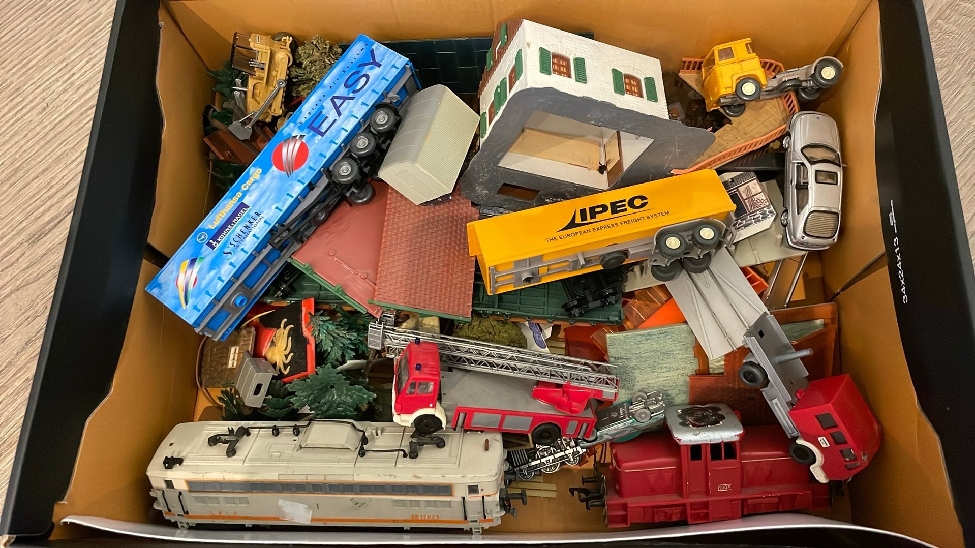 Lot doos vol met knutsel voor spoor H0 locomotief auto’s, Overige merken, Gebruikt, Gelijkstroom of Wisselstroom, Brug, Tunnel of Gebouw