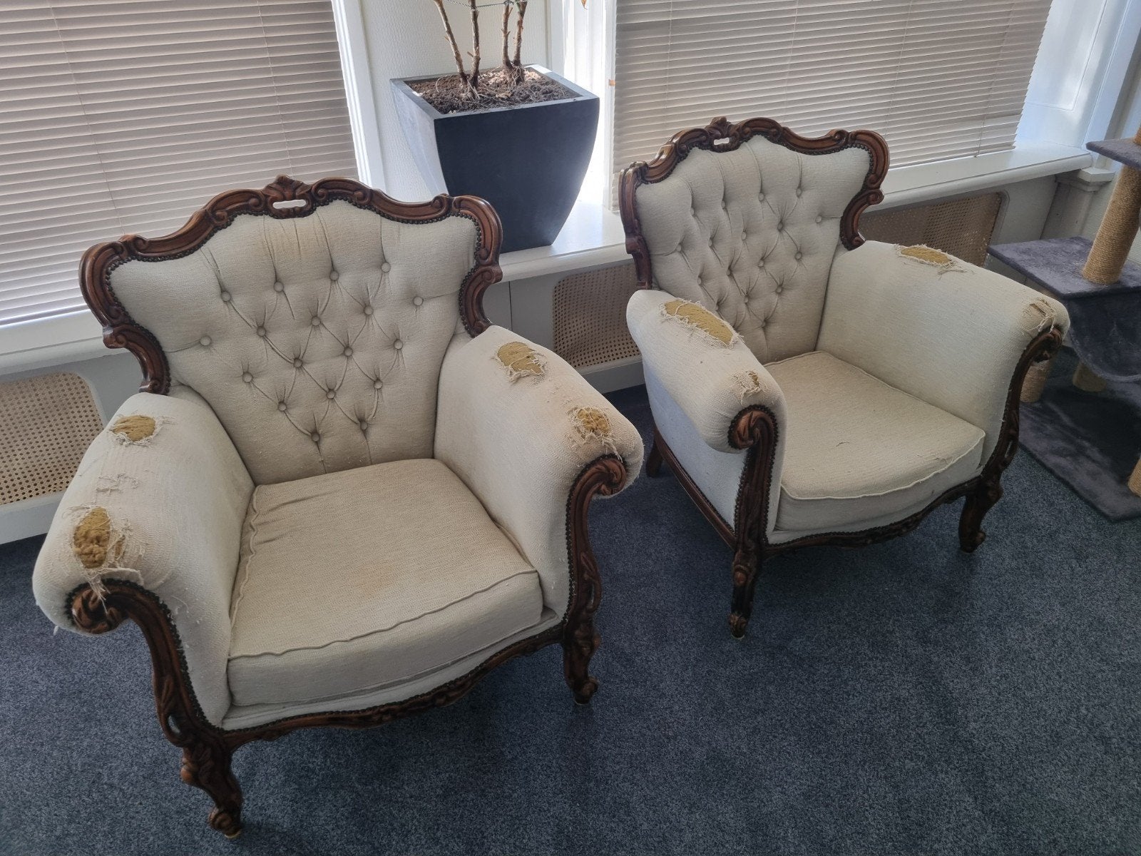 tegen elk aannemelijk bod: 2 karakteristieke stoelen, Ophalen