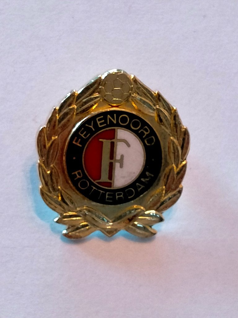 Feyenoord Rotterdam voetbal sport pin goudkleurig, Verzamelen, Speldjes, Pins en Buttons, Ophalen of Verzenden, Zo goed als nieuw