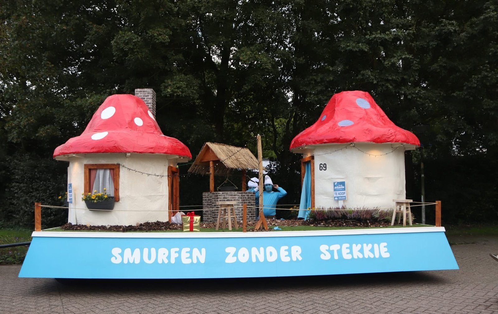 Versierde wagen smurfen - wagen huren of paddenstoelen kopen, Hobby en Vrije tijd, Ophalen, Carnaval
