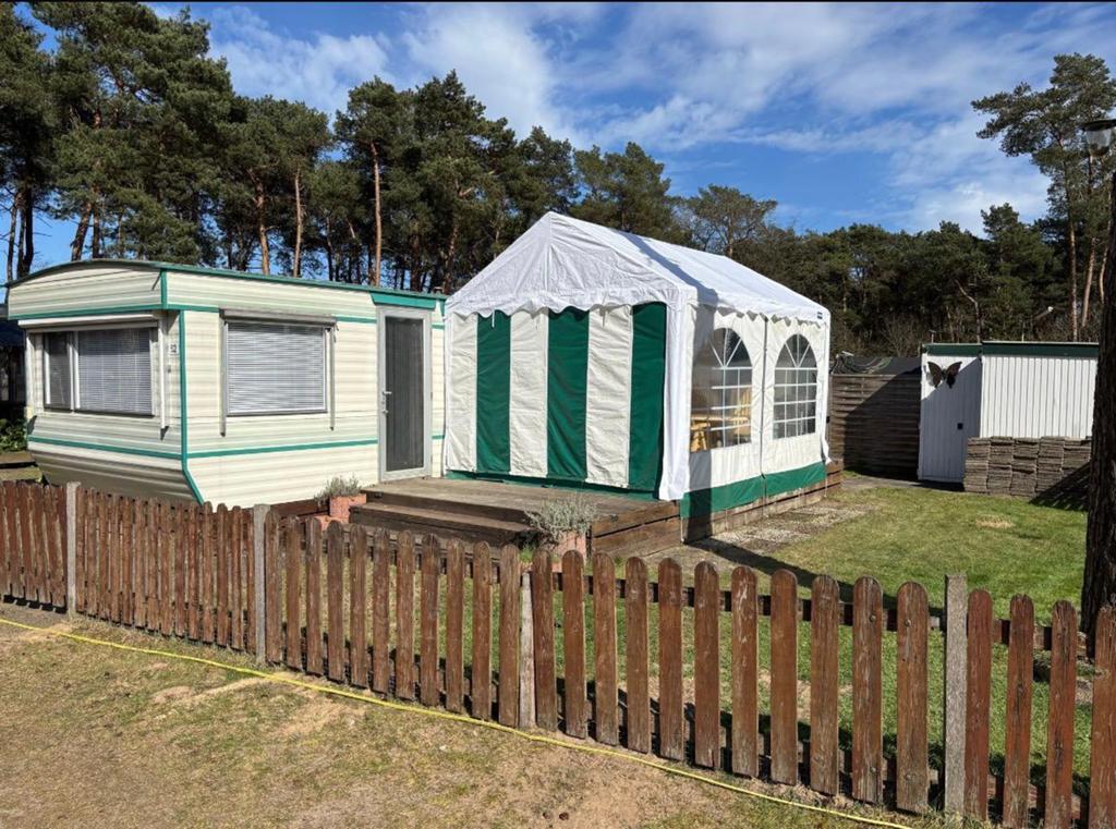 Complete stacaravan 9x3 meter met staanplaats., Caravans en Kamperen, Stacaravans, Tot en met 4