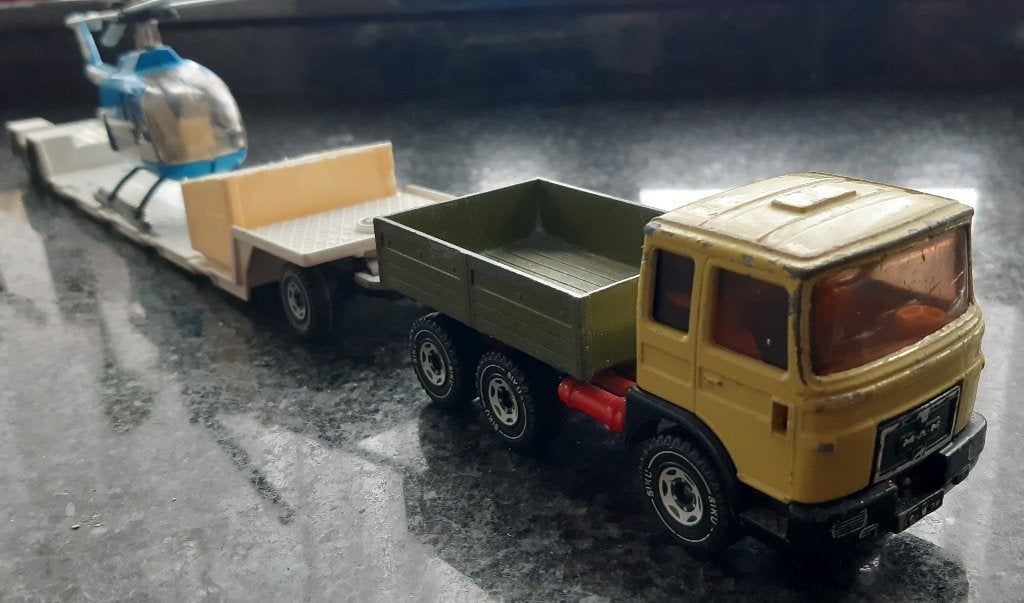 M.A.N TRUCK MET DIEPLADER MET HELIKOPTER SIKU., Ophalen of Verzenden, Gebruikt, Bus of Vrachtwagen