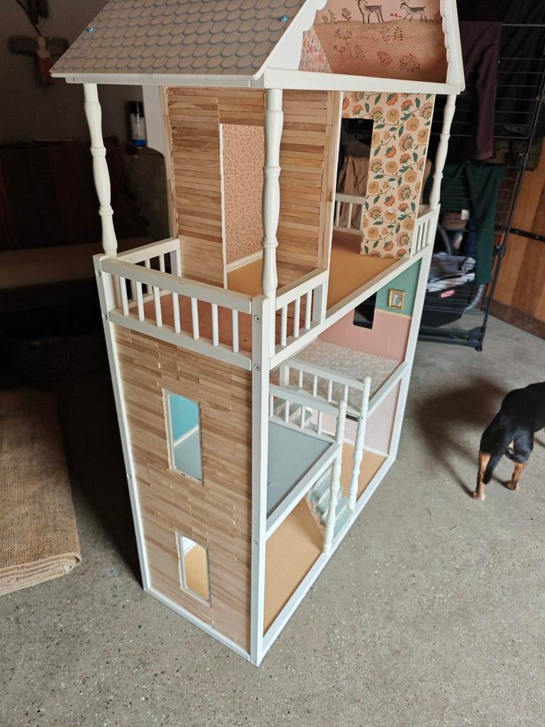 Super leuk geoot poppenhuis, mayleg huis , Barbie huis, Ophalen, Gebruikt, Poppenhuis