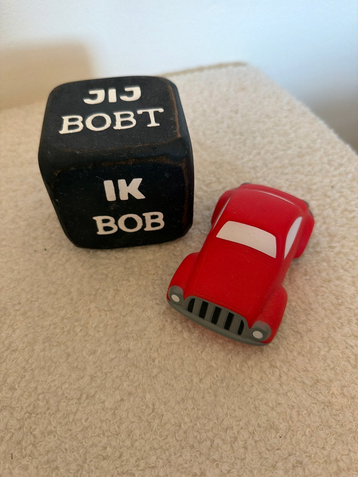 Bob dobbelsteen en rood speelgoedautootje, Ophalen of Verzenden, Gebruikt, Jongen of Meisje