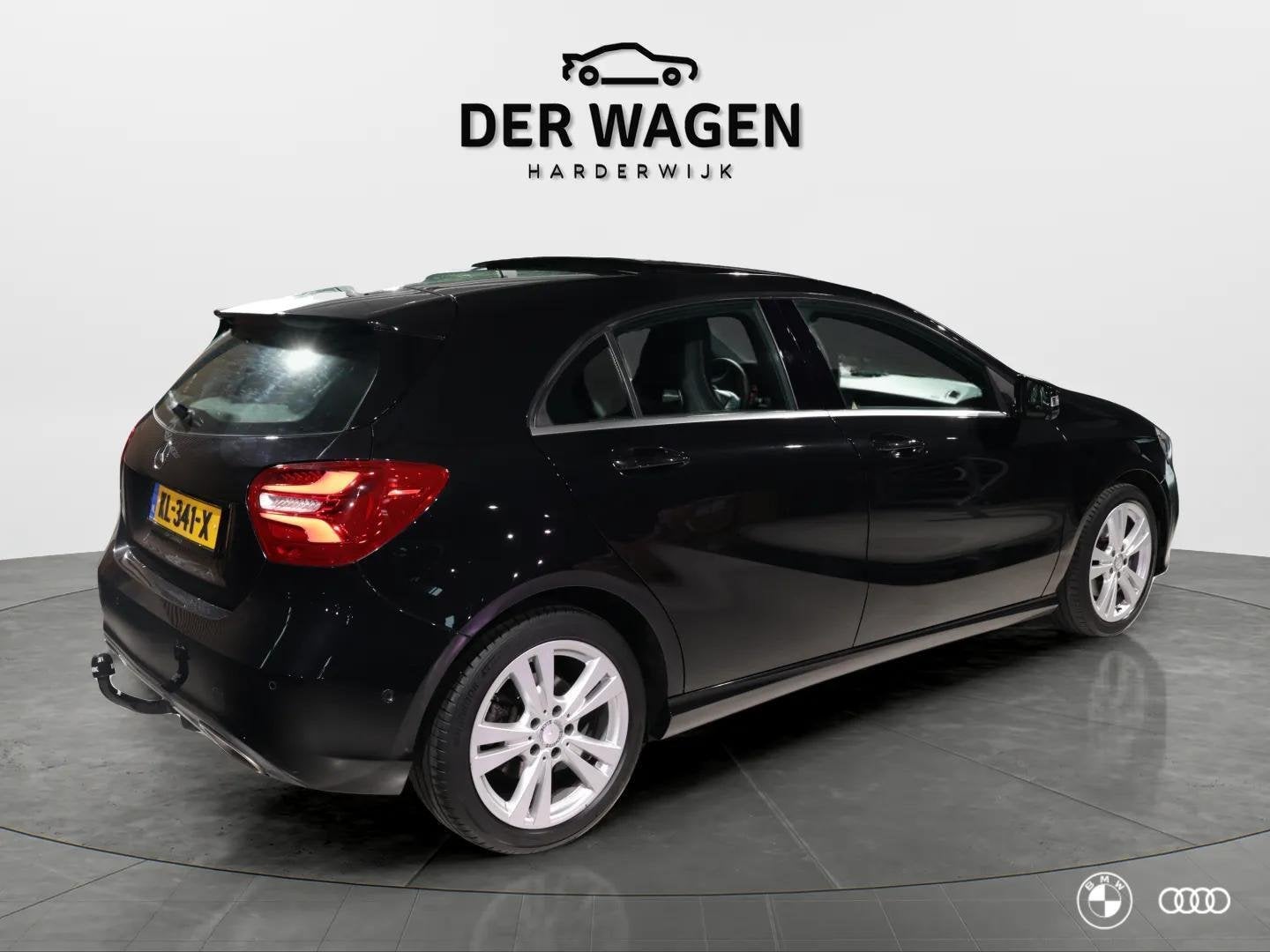 Mercedes A180 PRESTIGE / PANODAK / TREKHAAK / STOELVW / 17", Gebruikt, 4 cilinders, Met garantie (alle), Leder en Stof